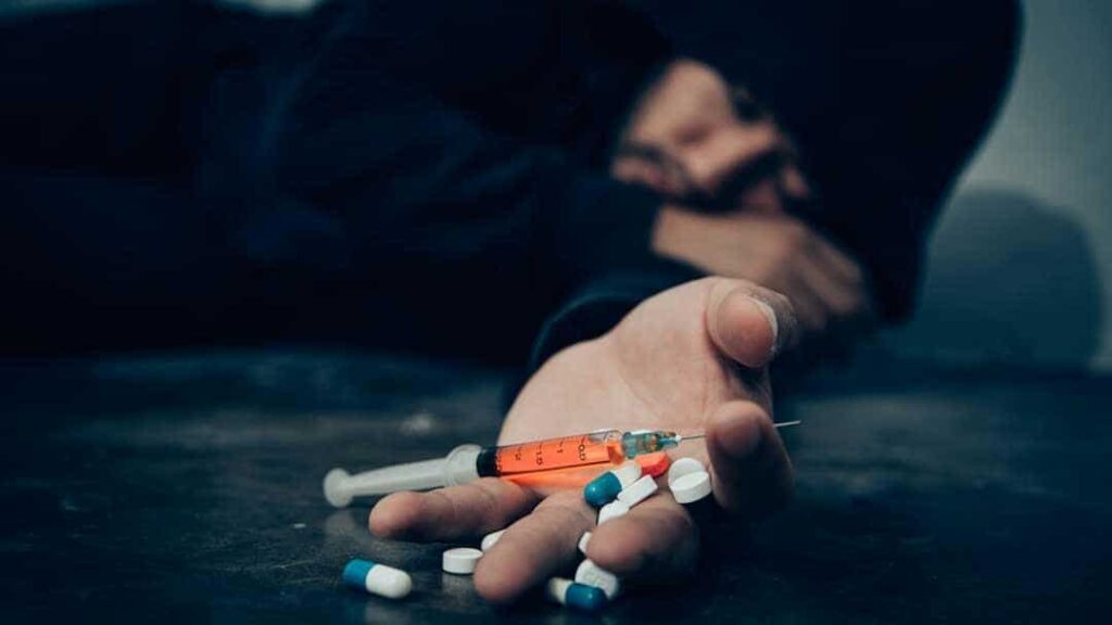 علائم وابستگی به مواد مخدر چیست و چه زمانی لازم است به کمپ ترک برویم؟